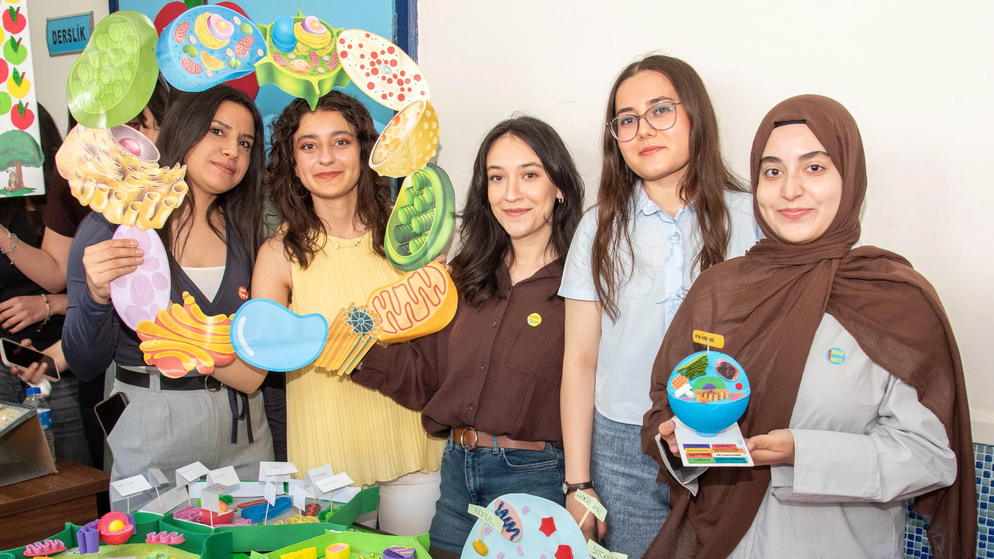 Öğretmen adayları, materyal şenliğinde ilkokul öğrencileriyle buluştu